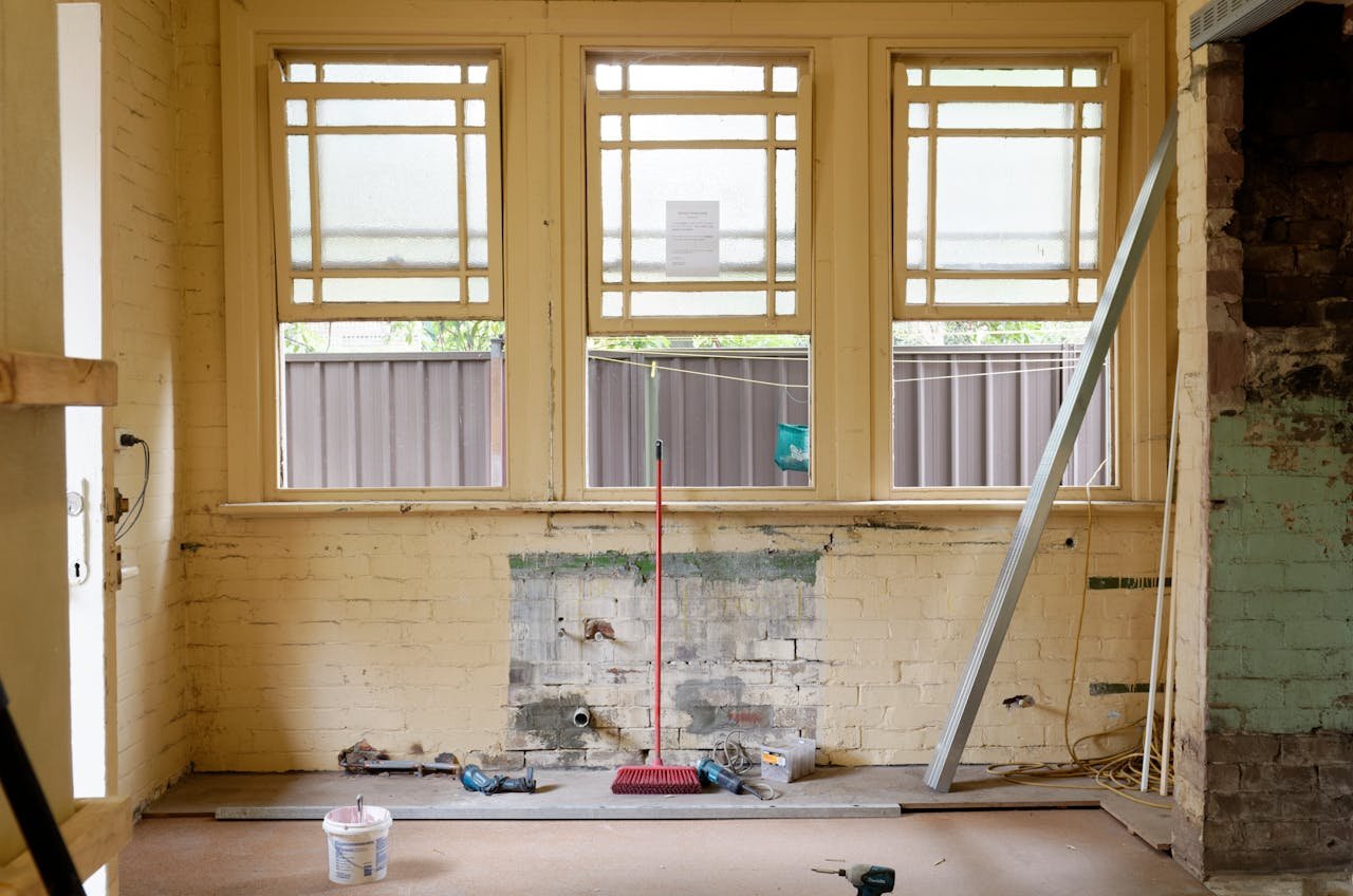 A propos An empty room featuring large windows, ready for renovation in Sydney, Australia.